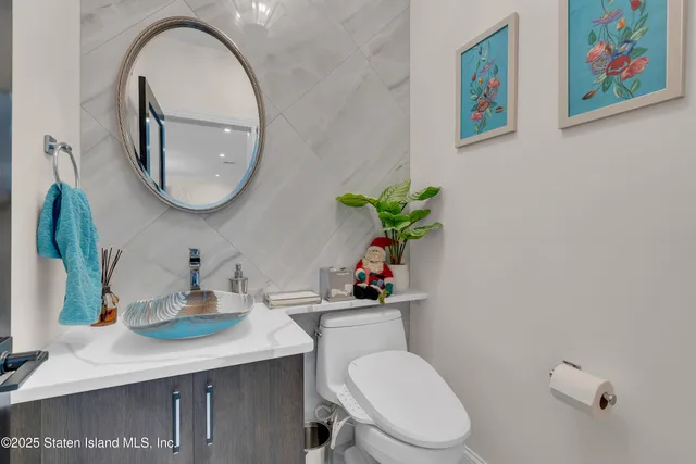 $2,595,000 | 40 Dintree Lane | Tottenville