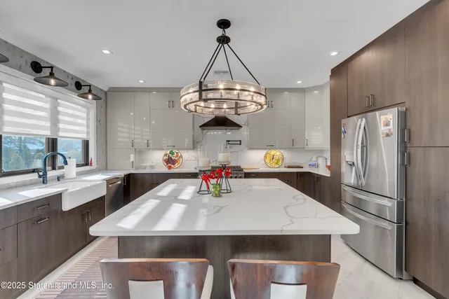 $2,595,000 | 40 Dintree Lane | Tottenville