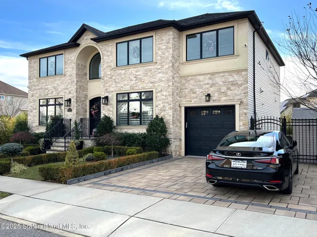 $2,595,000 | 40 Dintree Lane | Tottenville