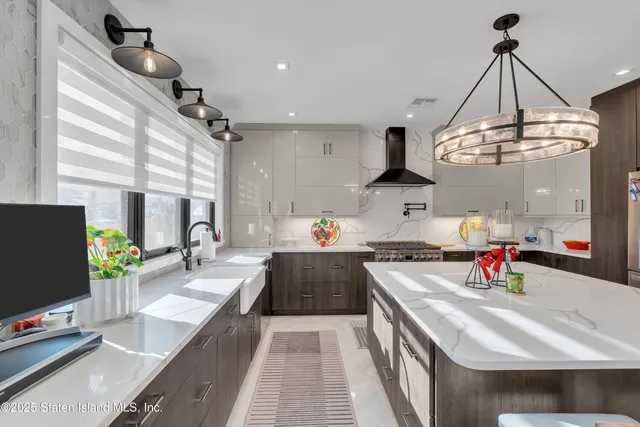 $2,595,000 | 40 Dintree Lane | Tottenville