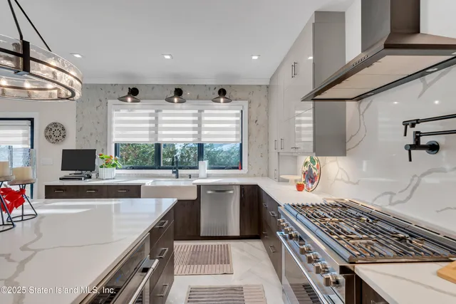 $2,595,000 | 40 Dintree Lane | Tottenville