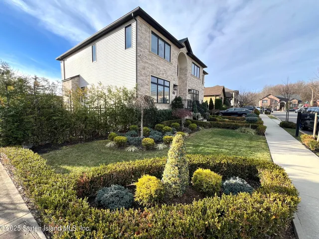 $2,595,000 | 40 Dintree Lane | Tottenville