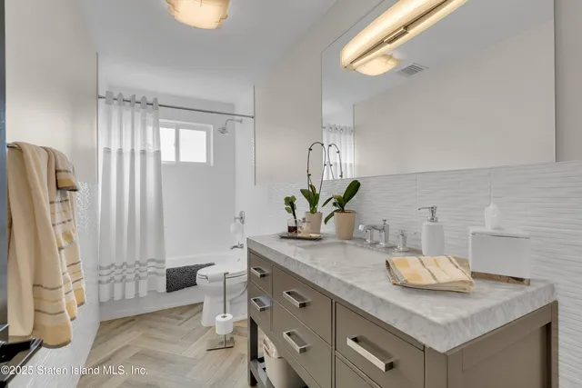 $2,595,000 | 40 Dintree Lane | Tottenville