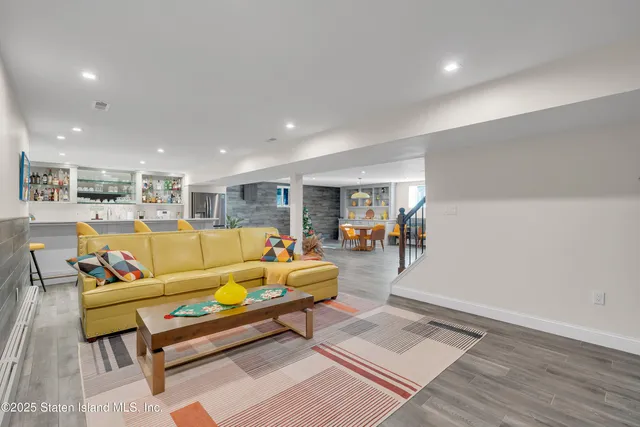 $2,595,000 | 40 Dintree Lane | Tottenville