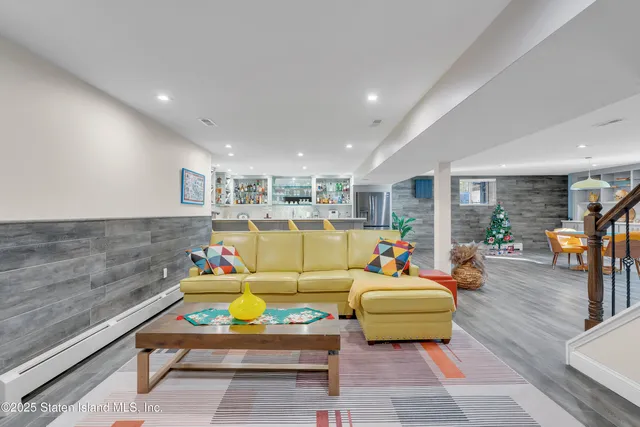 $2,595,000 | 40 Dintree Lane | Tottenville