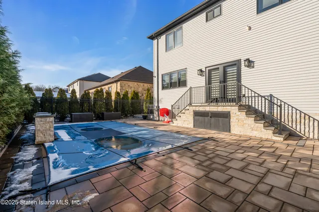 $2,595,000 | 40 Dintree Lane | Tottenville