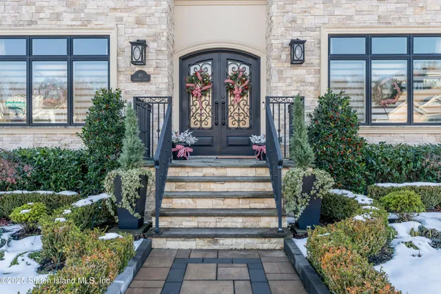 $2,595,000 | 40 Dintree Lane | Tottenville