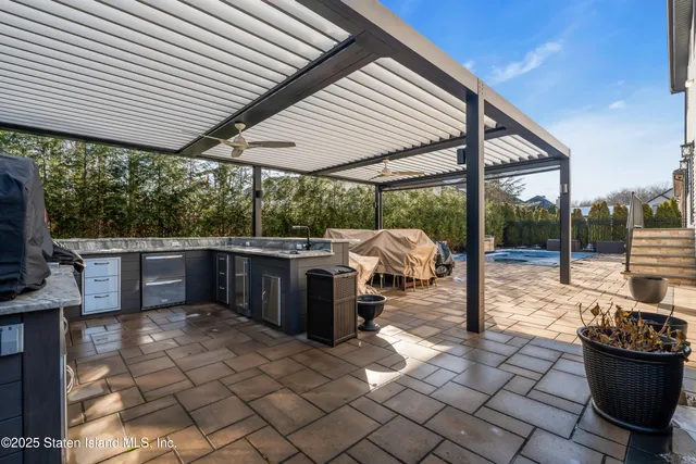 $2,595,000 | 40 Dintree Lane | Tottenville