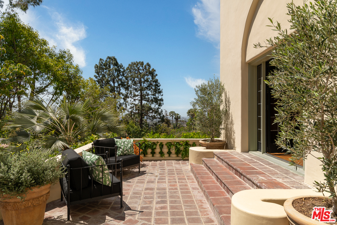 2015 De Mille Drive Los Angeles, CA 90027 - Photo 12 of 51