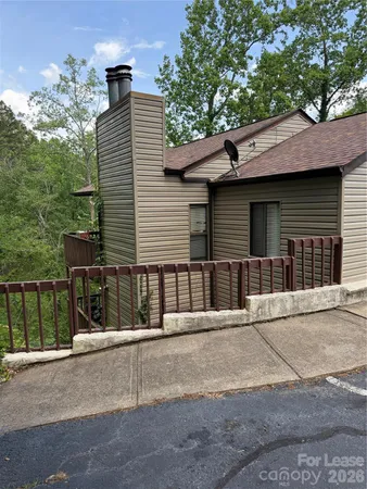 $1,300 | 1420 11th St Drive Northwest, Hickory, NC 28601