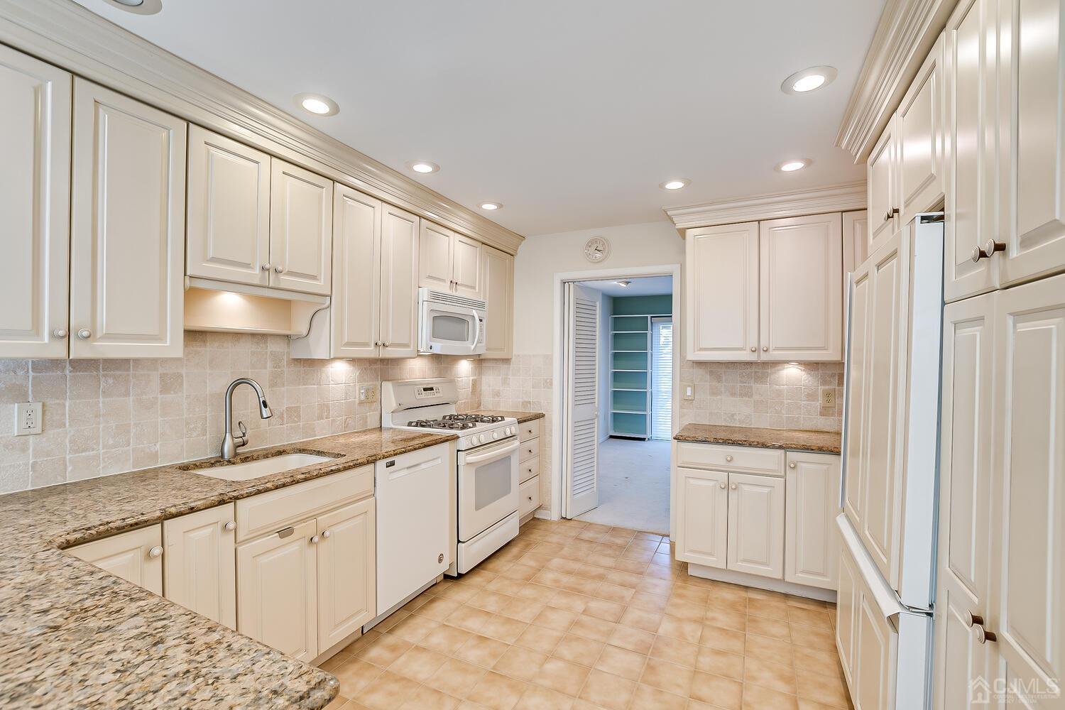 96 Heather Court Edison, NJ 08820 - Photo 14 of 37