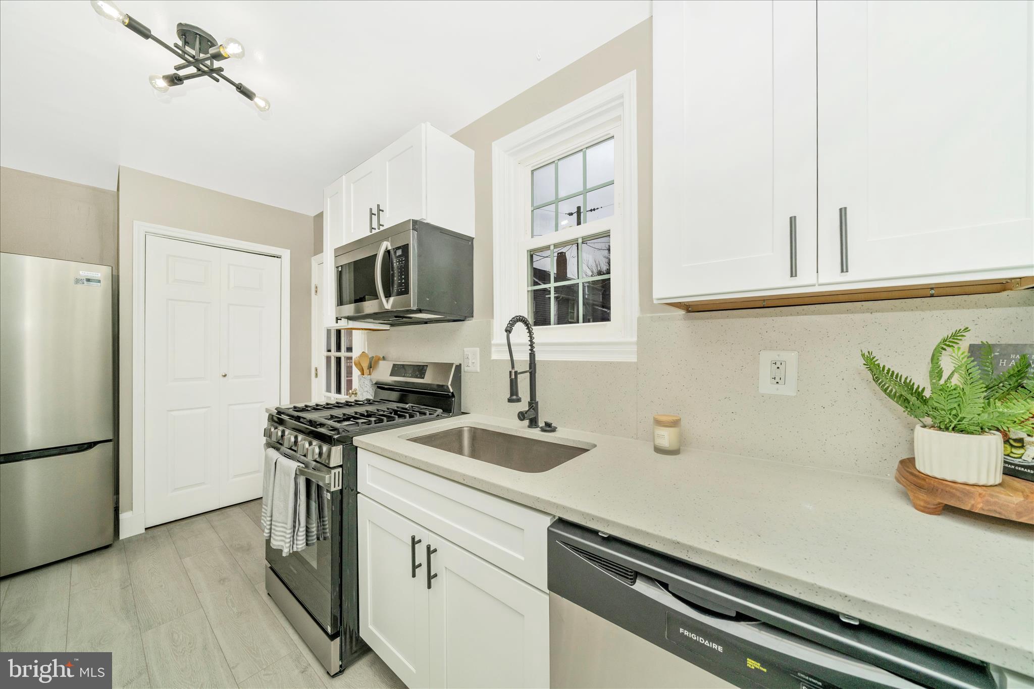 4 North Belle Grove Road Baltimore, MD 21228 - Photo 15 of 43 Kitchen