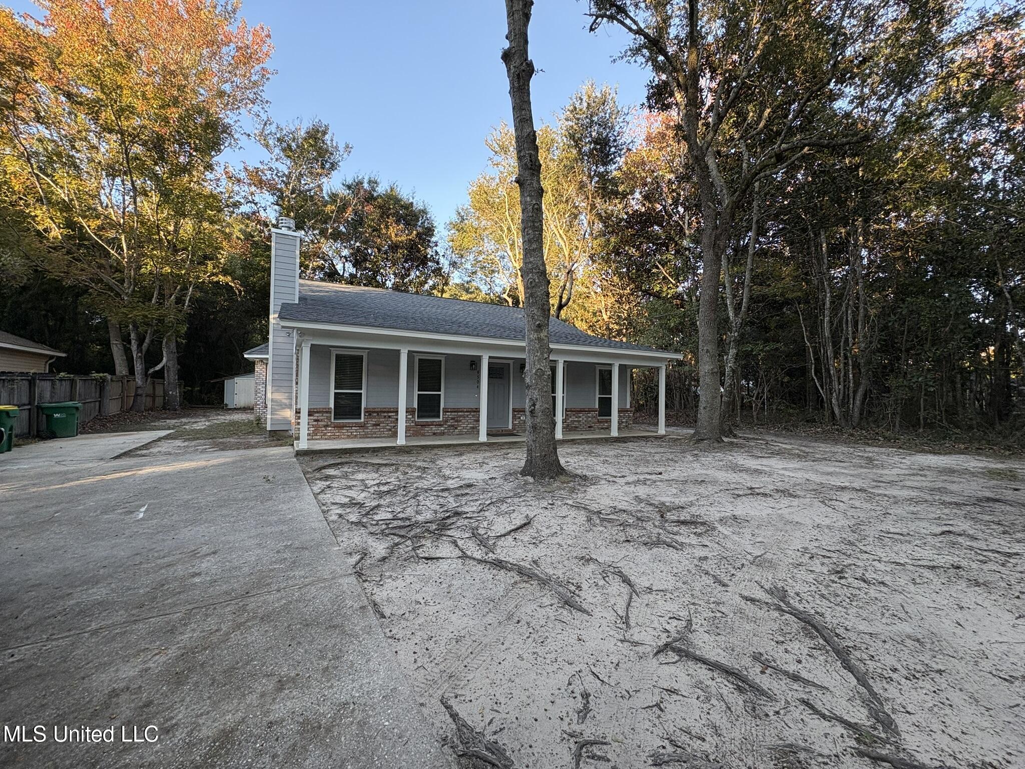 9504 Live Oak Avenue Ocean Springs, MS 39564 - Photo 3 of 28 IMG_2417