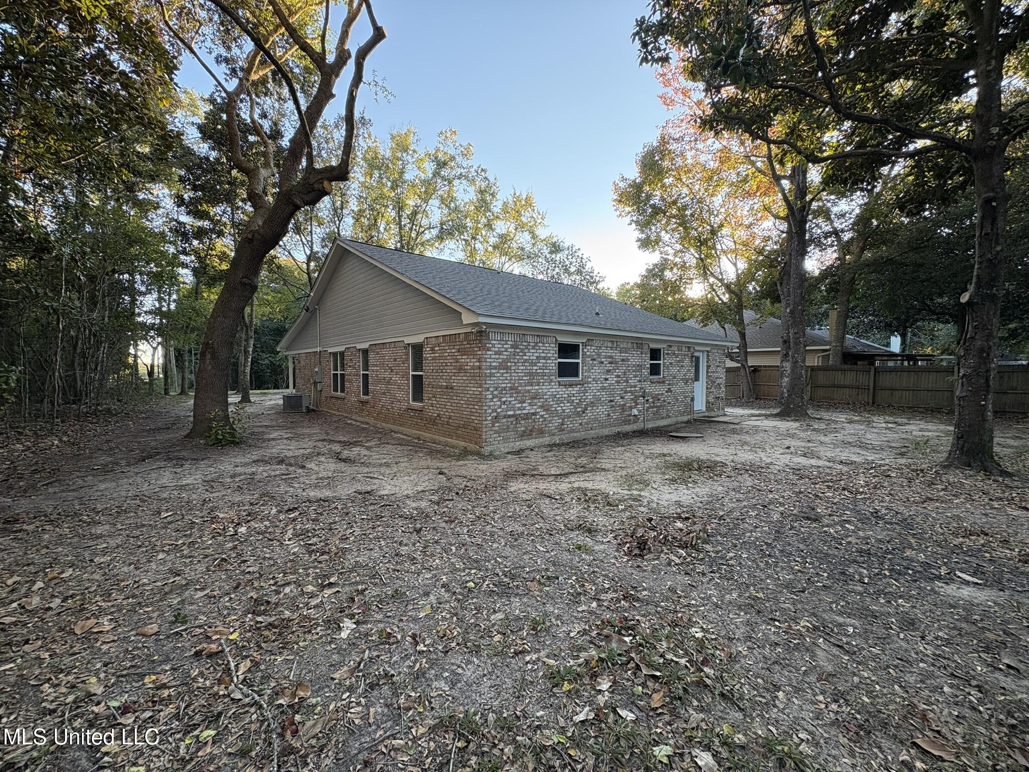 9504 Live Oak Avenue Ocean Springs, MS 39564 - Photo 6 of 28 IMG_2420