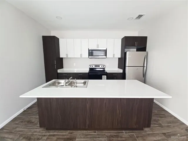 $1,095 | 811 East Starr Road, Unit B, Mercedes, TX 78570