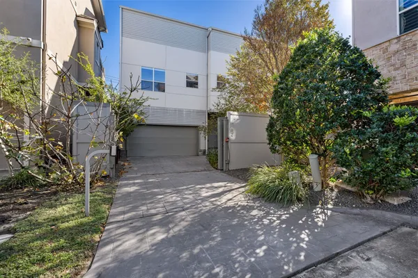 a view of a yard with plants