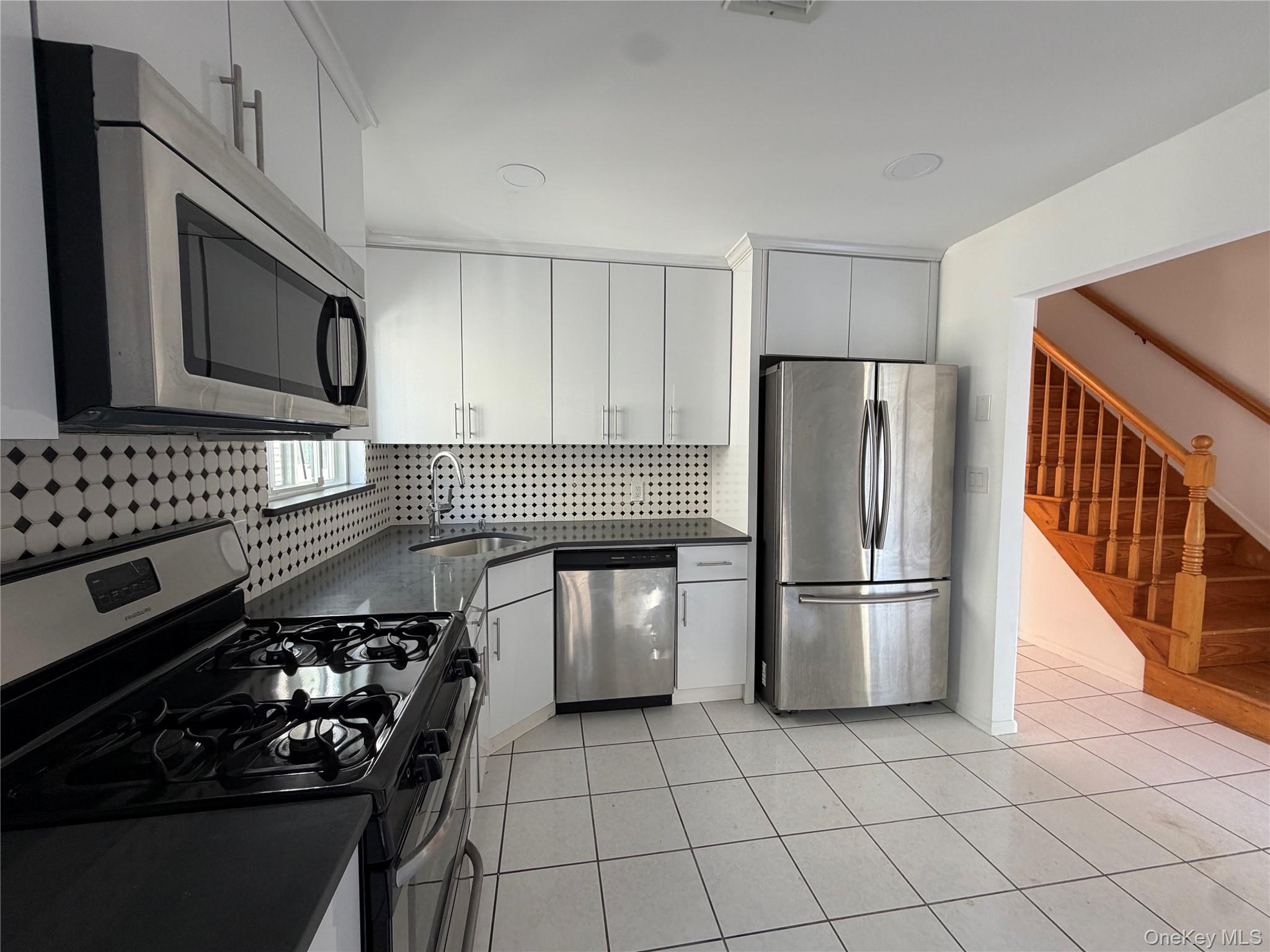 62 Hickory Road, Unit B Port Washington, NY 11050 - Photo 4 of 16