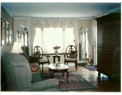 2352 Willowbrook Road Upper St. Clair, PA 15241 - Photo 2 of 8 Living Room.
