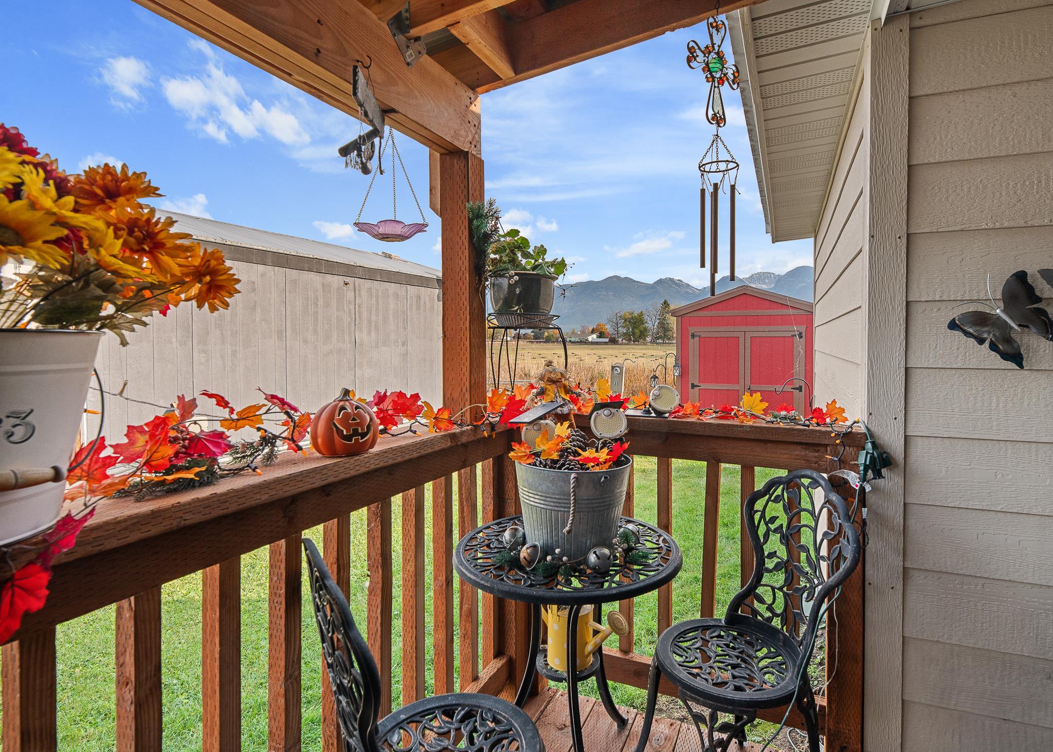 Balcony featuring a mountain view