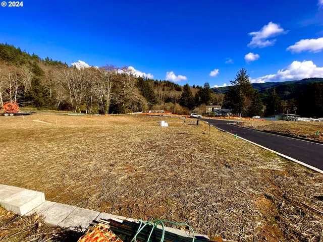 a sign that is on the wall of a building