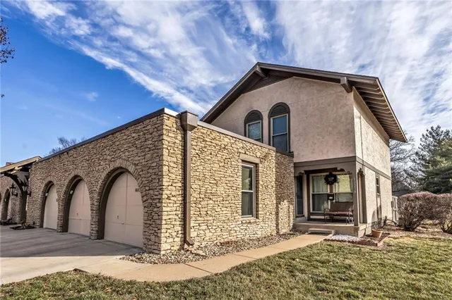 $285,000 | 10239 Robinson Street, Overland Park, KS 66212