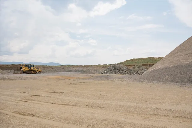 a view of a dry yard