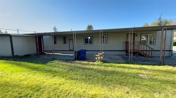 a view of a house with a yard
