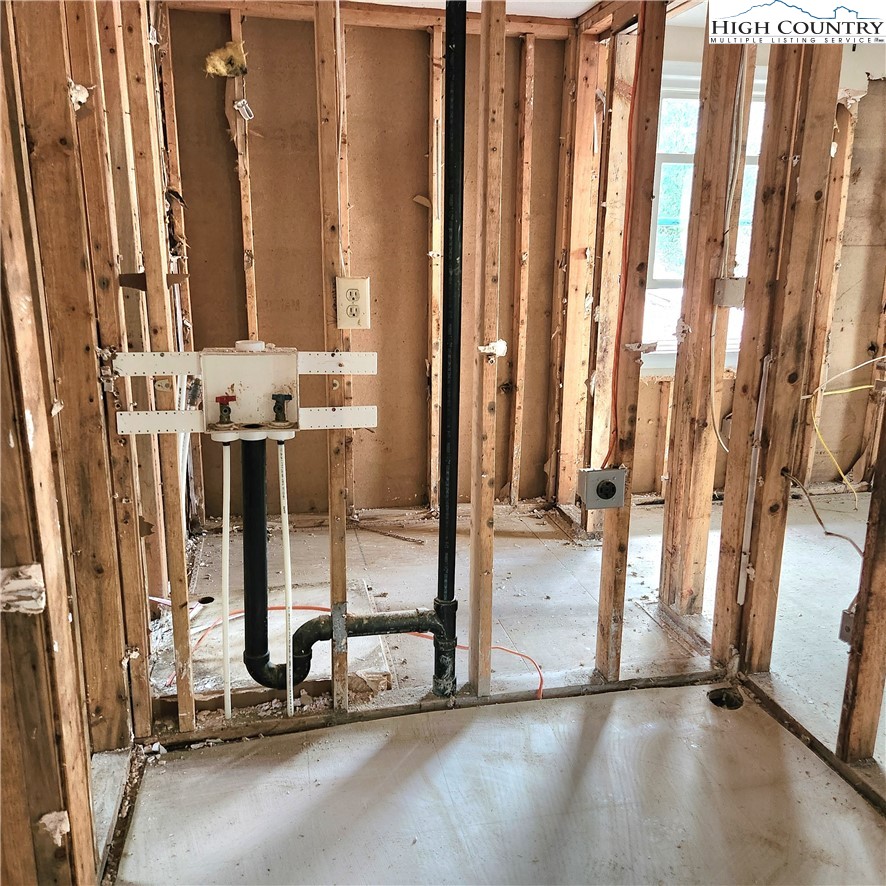 58 River Road Newland, NC 28657 - Photo 10 of 28 a view of a room with gym equipment