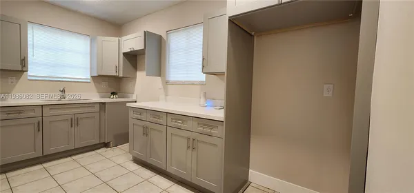 $2,400 | 800 Southwest 10th Avenue, Unit 810, Hallandale Beach, FL 33009