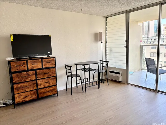 $1,900 | 445 Seaside Avenue, Unit 1112, Honolulu, HI 96815