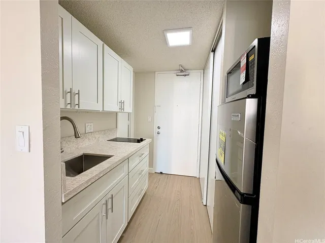 $1,900 | 445 Seaside Avenue, Unit 1112, Honolulu, HI 96815