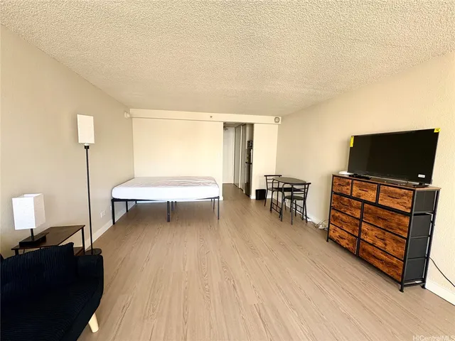 $1,900 | 445 Seaside Avenue, Unit 1112, Honolulu, HI 96815