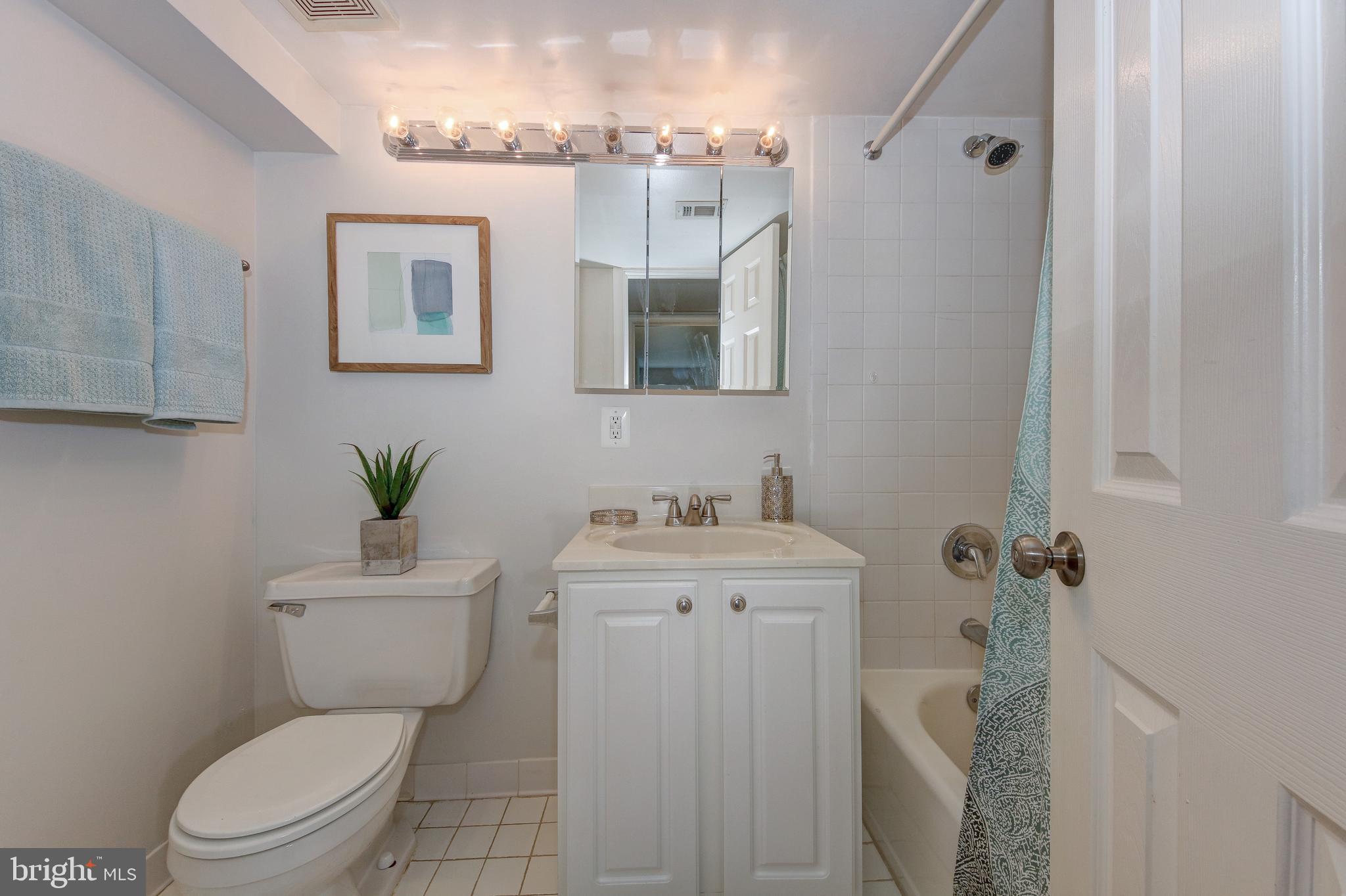 1621 T Street Northwest, Unit T2 Washington, DC 20009 - Photo 16 of 41 Second bathroom