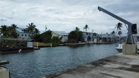 a view of house with a big yard