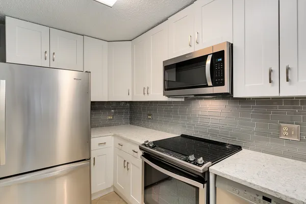 $4,000 | 195 North Harbor Drive, Unit 406, Chicago, IL 60601