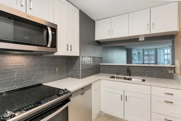 $4,000 | 195 North Harbor Drive, Unit 406, Chicago, IL 60601