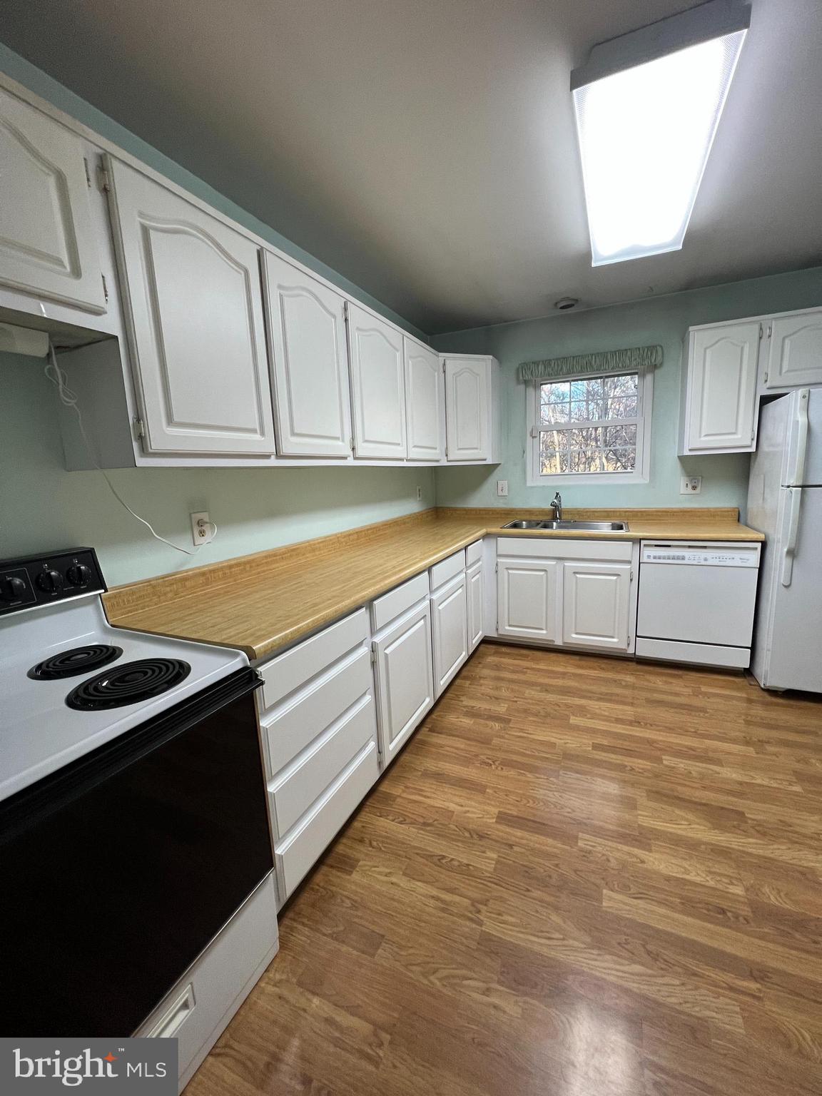 518 Augusta Drive Arnold, MD 21012 - Photo 5 of 26 Bright Kitchen Space