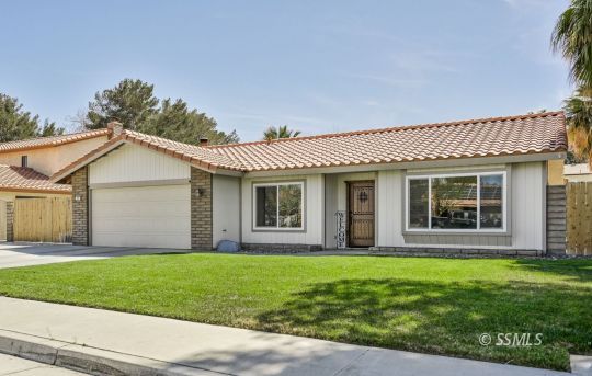 725 West Howell Avenue Ridgecrest, CA 93555 - Photo 3 of 35 front view of a house with a yard