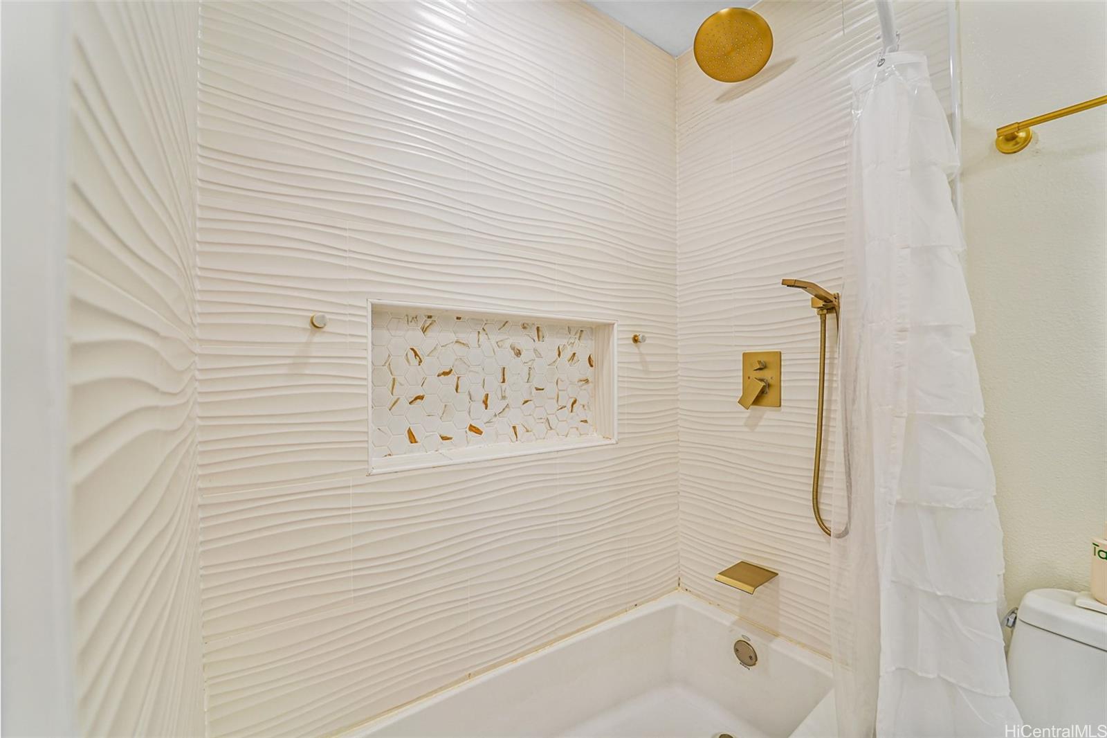 94-828 Lumiauau Street, Unit M204 Waipahu, HI 96797 - Photo 15 of 25 a bathroom with a shower