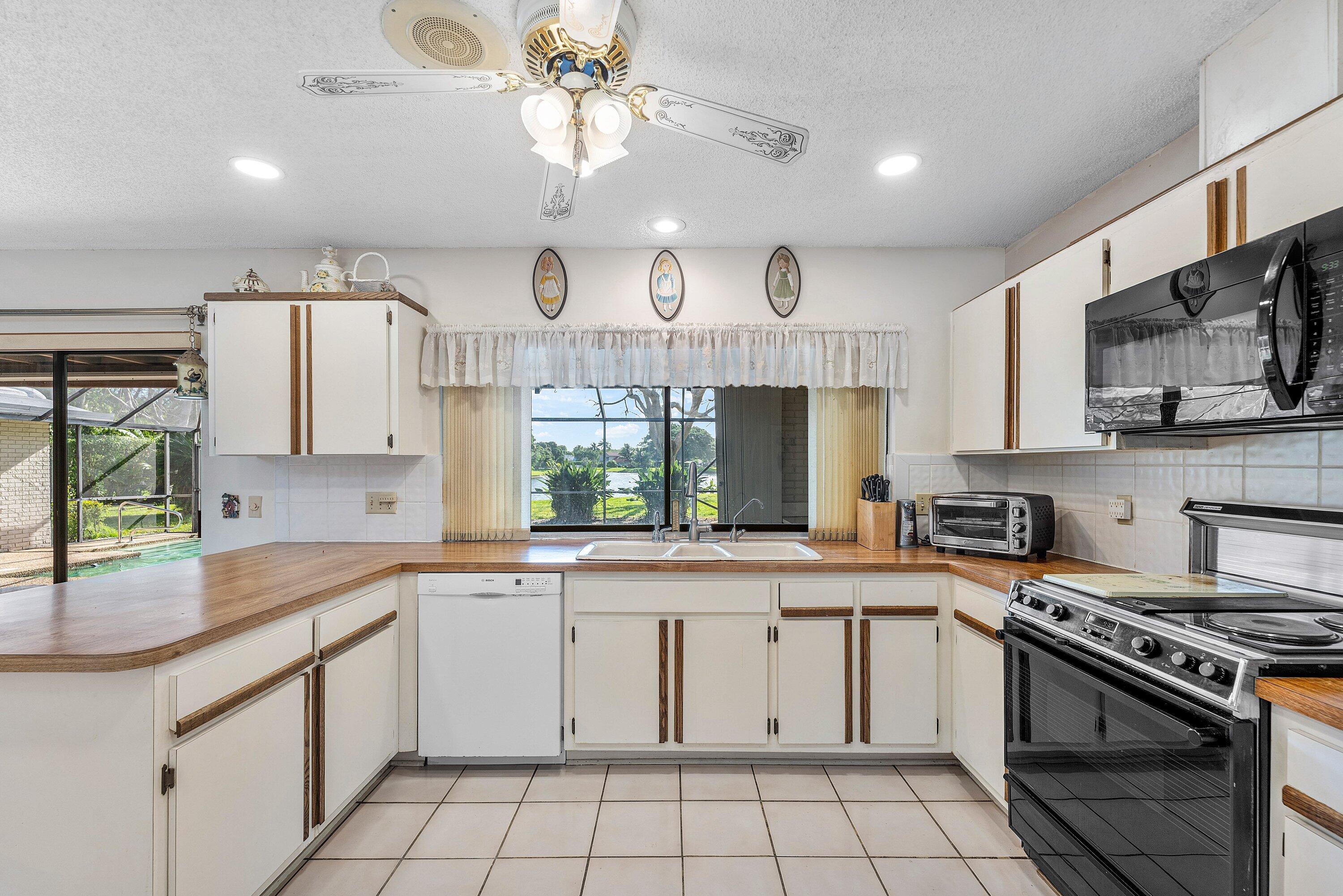 7290 Encina Lane Boca Raton, FL 33433 - Photo 13 of 41 016-7290EncinaLane-BocaRaton-FL-33433-SM