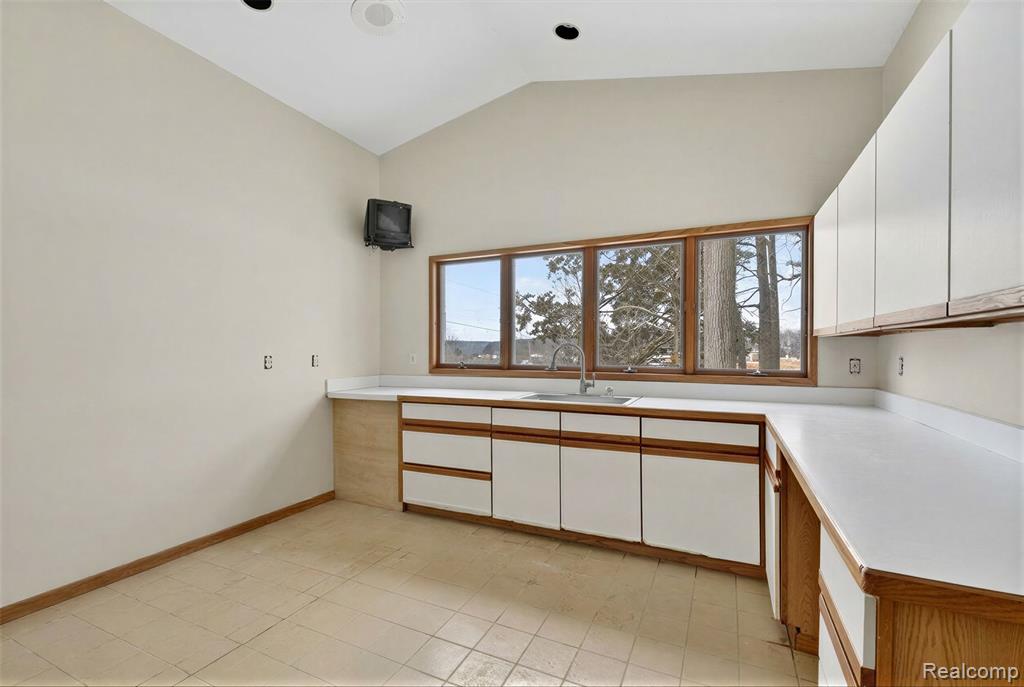 2551 Patterson Lake Road Pinckney, MI 48169 - Photo 75 of 95