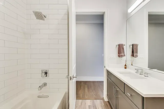 $635,000 | 5748 North Hermitage Avenue, Unit 206, Chicago, IL 60660