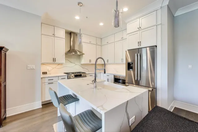 $635,000 | 5748 North Hermitage Avenue, Unit 206, Chicago, IL 60660