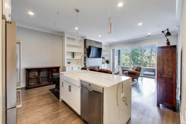 $635,000 | 5748 North Hermitage Avenue, Unit 206, Chicago, IL 60660