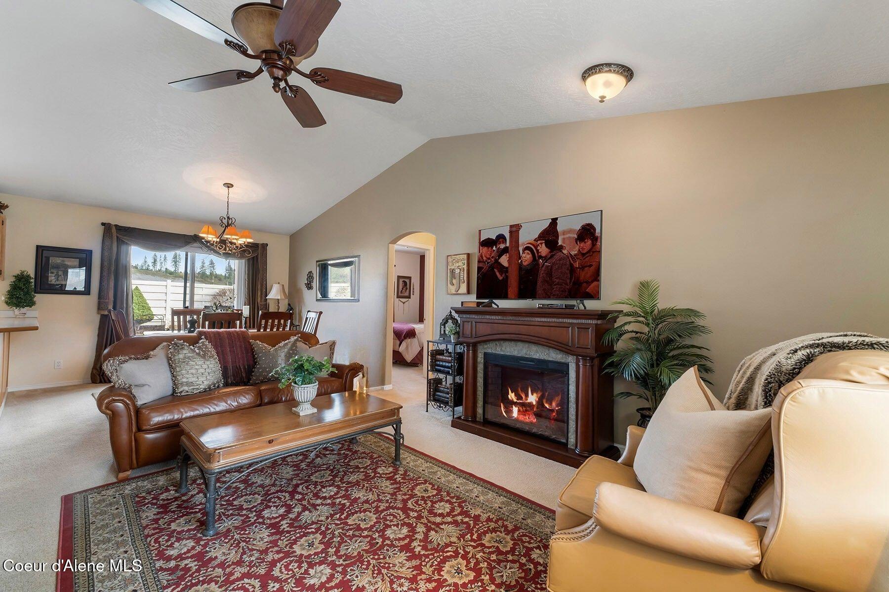 5377 Steamboat Bend Post Falls, ID 83854 - Photo 11 of 43 Steamboat living room no tree