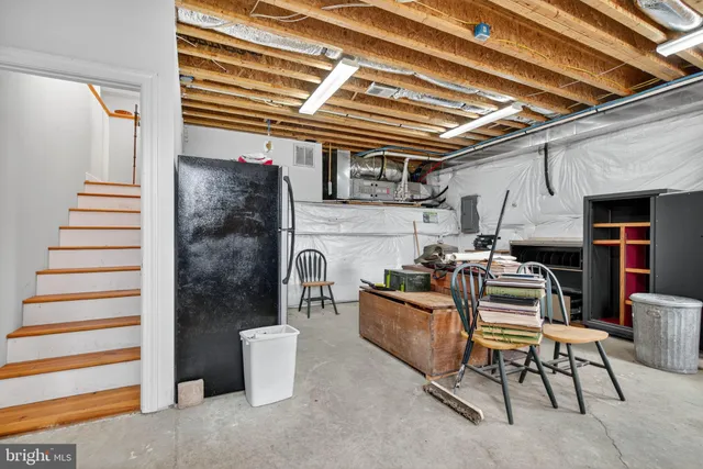 a view of a house with backyard and porch