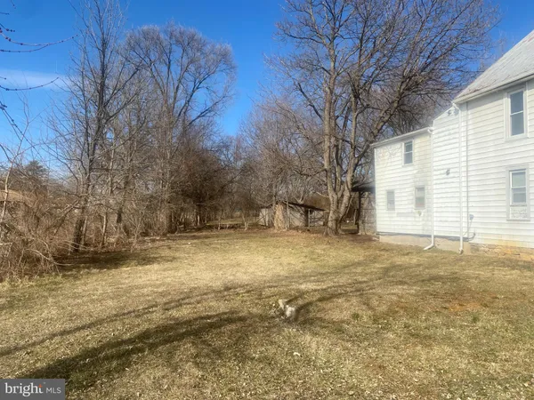 a view of a yard with a house