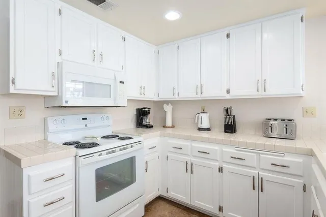 $2,500 | 41417 Princeville Lane, Palm Desert, CA 92211