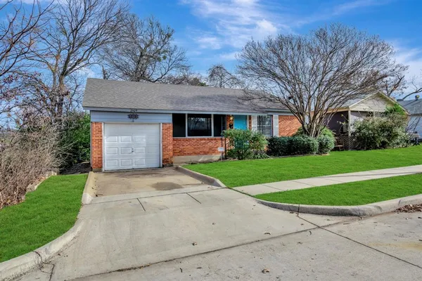 $274,900 | 2509 Wayside Avenue, Fort Worth, TX 76110