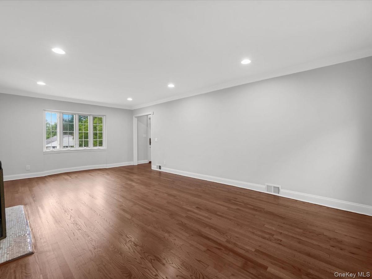 17 Pinewood Road Manhasset, NY 11030 - Photo 6 of 45
